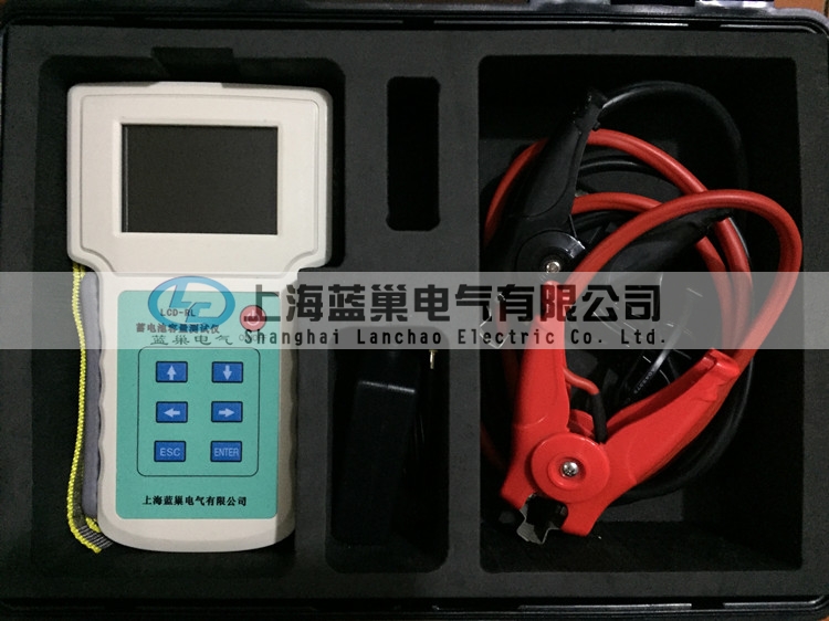 LCD-RL蓄電池容量測試儀，是快速準(zhǔn)確測量蓄電池健康狀態(tài)、荷電狀態(tài)以及連接電阻等參數(shù)的數(shù)字存儲式儀器。本儀表通過在線測試，能顯示并記錄單節(jié)及整組電池的電壓、內(nèi)阻、容量、溫度等重要參數(shù)，可自動判別精確有效地挑出落后電池。